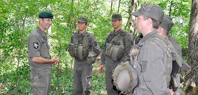 Briadier Starlinger mit Soldaten.