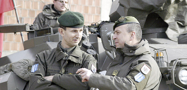 Im Gespräch mit Bataillonskommandant Oberstleutnant Manfred Hofer.