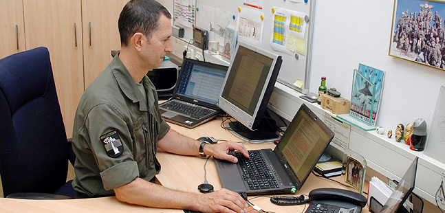 Brigadier Starlinger an seinem Schreibtisch.