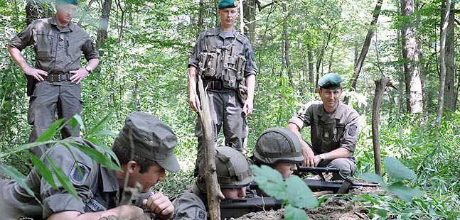 Starlinger mit Soldaten.