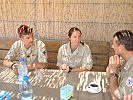 Reißner, r., im Gespräch mit den Soldatinnen und Soldaten. (Bild öffnet sich in einem neuen Fenster)