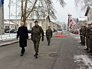 Der Besuch, l., wird mit militärischen Ehren empfangen. (Bild öffnet sich in einem neuen Fenster)