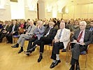 Die Zuhörer informieren sich über das weltweite Engagement beider Partner. (Bild öffnet sich in einem neuen Fenster)