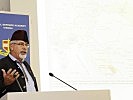 Oberst Wildberger referiert mit landestypischer bosnischer Kopfbedeckung. (Bild öffnet sich in einem neuen Fenster)