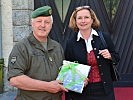 Landtagspräsidentin Bettina Vollath und Generalmajor Heinrich Winkelmayer. (Bild öffnet sich in einem neuen Fenster)
