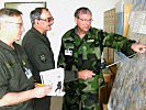 Übungsleiter Pernitsch, Mitte, mit einem schwedischen Offizier. (Bild öffnet sich in einem neuen Fenster)