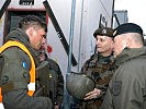 Force Commander Furlan, m., im Gespräch mit künftigen KFOR-Soldaten. (Bild öffnet sich in einem neuen Fenster)