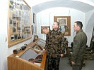 Bataillonskommandant Kohm, r., führt durch das Garnisonsmuseum. (Bild öffnet sich in einem neuen Fenster)