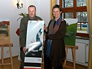 Generalleutnant Günter Höfler mit der Künstlerin Dagmar Leis. (Bild öffnet sich in einem neuen Fenster)
