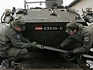 Die Soldaten verzurren ihren Pandur vor dem Abtransport zum Flughafen. (Bild öffnet sich in einem neuen Fenster)