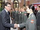 Der Minister mit Tischtennis-Profi Qiangbing Li. (Bild öffnet sich in einem neuen Fenster)