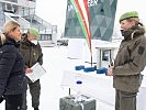 Ministerin Tanner, Oberst Krammer und Zugsführer Hauser. (Bild öffnet sich in einem neuen Fenster)