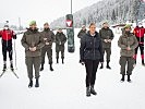Klaudia Tanner mit den erfolgreichen Heeressportlerinnen und -sportlern. (Bild öffnet sich in einem neuen Fenster)