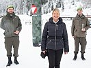 Die Ministerin mit Zugsführer Hämmerle und Gefreiter Vierthaler. (Bild öffnet sich in einem neuen Fenster)