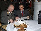 General Ertl und Anton Schutti besiegelten die Partnerschaft. (Bild öffnet sich in einem neuen Fenster)