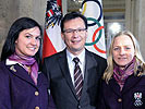 Minister Darabos mit den Rodlerinnen Reithmayer, l., und Halder, r. (Bild öffnet sich in einem neuen Fenster)