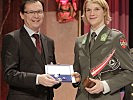 Sabrina Filzmoser, hier mit Minister Darabos, gilt als Medaillenhoffnung. (Bild öffnet sich in einem neuen Fenster)