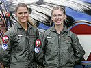 Auch die Pilotinnen Stranzinger und Berginc freuen sich auf die Besucher. (Bild öffnet sich in einem neuen Fenster)