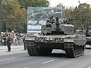 Den Panzer-Aufmarsch konnte nur ein Fahrzeug beherrschen ... (Bild öffnet sich in einem neuen Fenster)