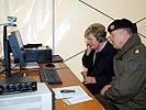 Videokonferenz mit Soldaten in Afghanistan. (Bild öffnet sich in einem neuen Fenster)