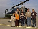 Der kleine Michael springt vor Freude über den gewonnenen Flug. (Bild öffnet sich in einem neuen Fenster)