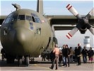 Großer Andrang zur C-130 Hercules. (Bild öffnet sich in einem neuen Fenster)