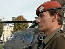 ...Hubschrauber und Fahrzeuge. (Bild öffnet sich in einem neuen Fenster)