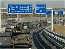 Am 25. Oktober fuhren die Panzer des Heeres nach Wien. (Bild öffnet sich in einem neuen Fenster)