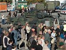 Bereits beim Eintreffen stießen die Panzer-Teams auf großes Interesse. (Bild öffnet sich in einem neuen Fenster)