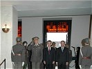 Der Bundespräsident in der Krypta am äußeren Burgtor. (Bild öffnet sich in einem neuen Fenster)