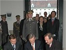 ...und die Regierungsmitglieder gedenken der Opfer. (Bild öffnet sich in einem neuen Fenster)