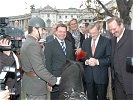 Das Pony der Gardemusik erhält hohen Besuch. (Bild öffnet sich in einem neuen Fenster)