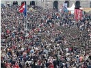 Bereits am Vormittag drängen sich hundertausende Besucher am Heldenplatz. (Bild öffnet sich in einem neuen Fenster)