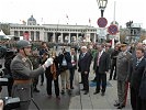 Major Kirchebner meldet an Bundespräsident Fischer. (Bild öffnet sich in einem neuen Fenster)