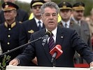 ...und Bundespräsident Heinz Fischer sprechen zu den Grundwehrdienern. (Bild öffnet sich in einem neuen Fenster)
