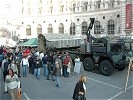 ... das neu im Bundesheer eingeführte Straßenlegegerät ... (Bild öffnet sich in einem neuen Fenster)