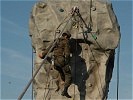 Gebirgsjäger aus Tirol auf dem Kletterturm ... (Bild öffnet sich in einem neuen Fenster)