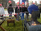 Schüler schauen fasziniert dem Feldschmied zu. (Bild öffnet sich in einem neuen Fenster)