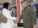 Brigadier Schmidseder mit Stadtschulrats-Präsidentin Brandsteidl. (Bild öffnet sich in einem neuen Fenster)