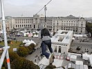 Ein Mutiger wagt die Spider-Rock-Fahrt über den Heldenplatz. (Bild öffnet sich in einem neuen Fenster)