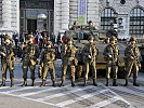 Stolz präsentieren sich die Panzergrenadiere nach ihrer Vorführung. (Bild öffnet sich in einem neuen Fenster)