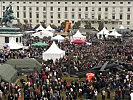 Die Besucher vor der Hofburg. (Bild öffnet sich in einem neuen Fenster)