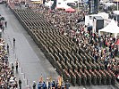 Die jungen Soldaten sind zu ihrem Gelöbnis angetreten. (Bild öffnet sich in einem neuen Fenster)