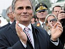 Bundeskanzler Faymann zeigt sich von der Musik begeistert. (Bild öffnet sich in einem neuen Fenster)