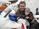Attila freut sich, auf dem Motorrad der Militärpolizei sitzen zu können. (Bild öffnet sich in einem neuen Fenster)
