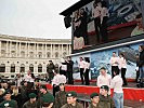 Die Tanzschule Scheicher dirigierte von der Bühne die Pärchen. (Bild öffnet sich in einem neuen Fenster)