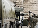 Ein ABC-Abwehrsoldat dekontaminiert ein Fahrzeug. (Bild öffnet sich in einem neuen Fenster)