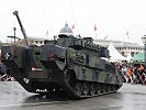 Rasant bremst ein Schützenpanzer "Ulan" bei der dynamischen Vorführung. (Bild öffnet sich in einem neuen Fenster)