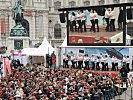 Am Heldenplatz tanzten die Soldaten mit ihren Partnerinnen zum Weltrekord. (Bild öffnet sich in einem neuen Fenster)