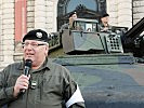 Vizeleutnant Kellermayer bei der Moderation einer dynamischen Vorführung. (Bild öffnet sich in einem neuen Fenster)